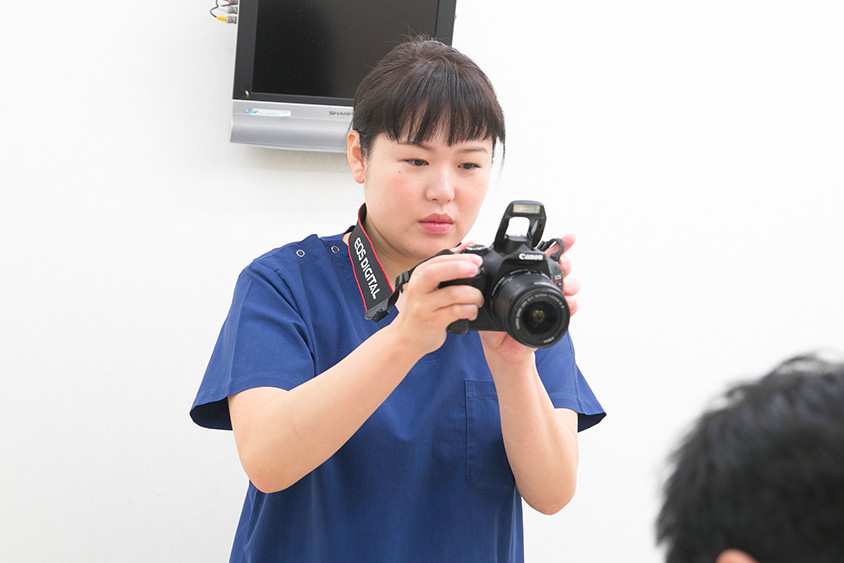 福岡院看護師 TMさんが患者様の写真撮影をしている様子